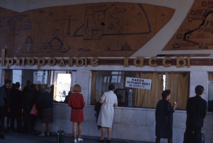 Пригородные кассы, расположенные внутри павильона. СССР, 1969 год.