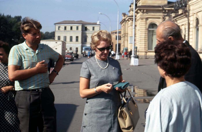 Женщина с гордостью показывающая свой железнодорожный билет. СССР, 1969 год.