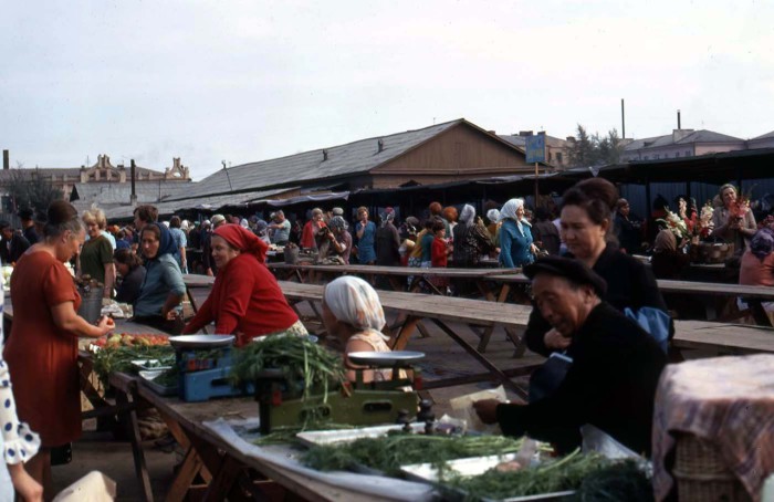 Женщины, торгующие зеленью на Иркутском рынке. СССР, 1969 год.