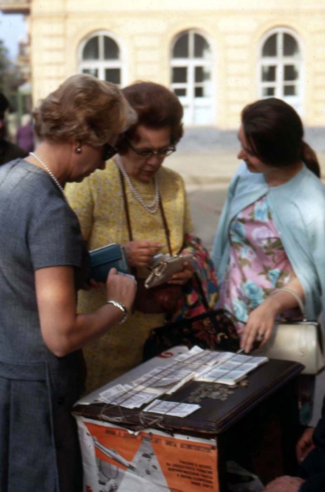 Две женщины покупающие лотерейные билеты. СССР, 1969 год.