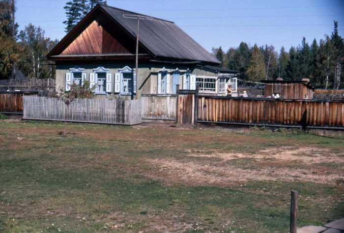 Старый дом со ставнями и невысоким забором за городом. СССР, 1969 год.
