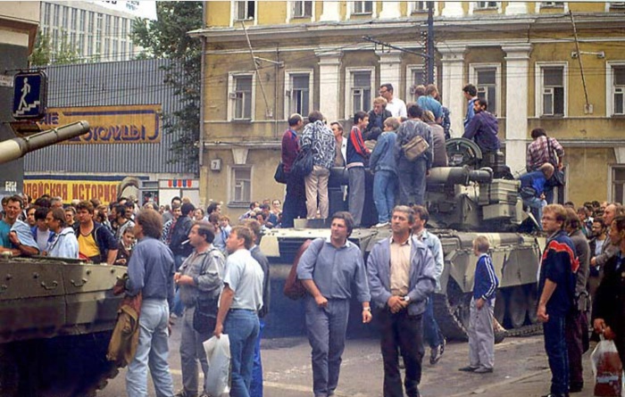 Люди блокирующие дальнейшее продвижение танков во время путча в Москве. 
