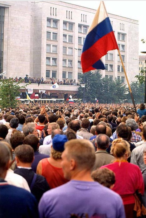 Толпы демонстрантов во время путча в Москве.