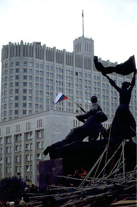 Российский флаг на вершине памятника возле Белого дома во время путча в Москве.