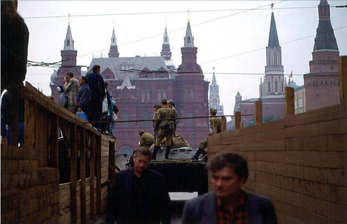 Вид на Красную площадь, Государственный Исторический музей и Кремль во время путча в Москве.