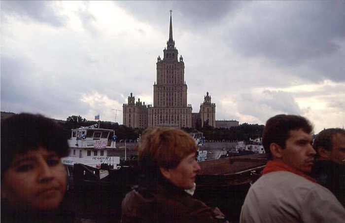 Вид на гостиницу Украина с набережной Москва реки во время путча в Москве.