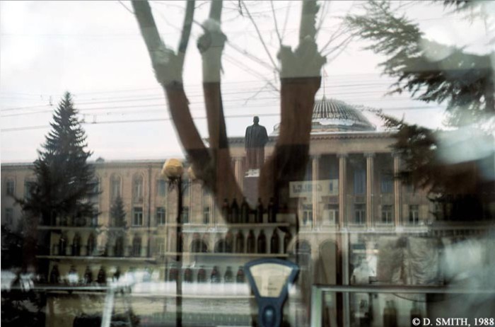  Вид памятника Сталину из окна магазина на центральной площади.