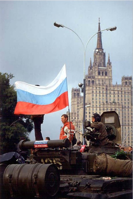 Один из танков с Российским флагом во время путча в Москве. 