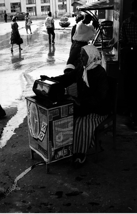 Пожилая женщина, торгующая лотерейными билетами на улице. СССР, Москва, 1963 год.