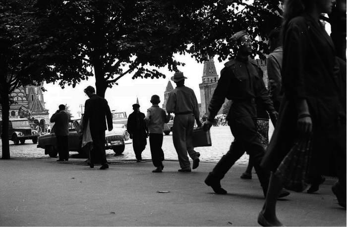 Люди, идущие по своим делам на Красной площади. СССР, Москва, 1963 год.