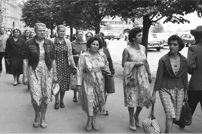 Люди, идущие на работу. СССР, Москва, 1963 год.