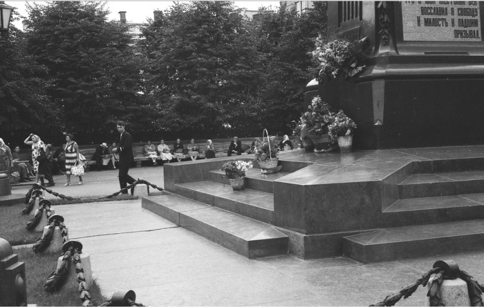 Первый памятник Пушкину, установленный на Пушкинской площади в 1880 году. СССР, Москва, 1963 год.