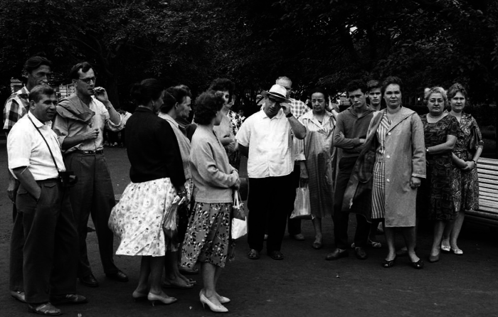 Туристы, гуляющие по центральному парку культуры и отдыха имени Горького. СССР, Москва, 1963 год.