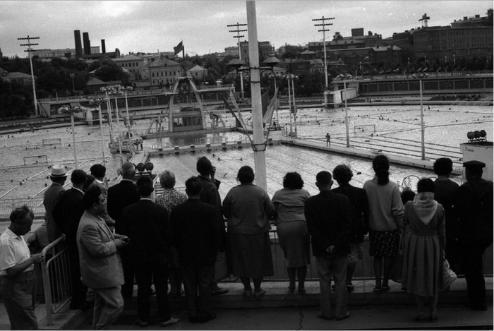 Туристы на экскурсии в недавно построенном олимпийском спортивном комплексе. СССР, Москва, 1963 год.