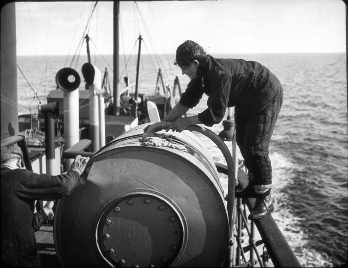 Матросы, работающие на судне во время экспедиции на Баренцево море. СССР, 1937 год.