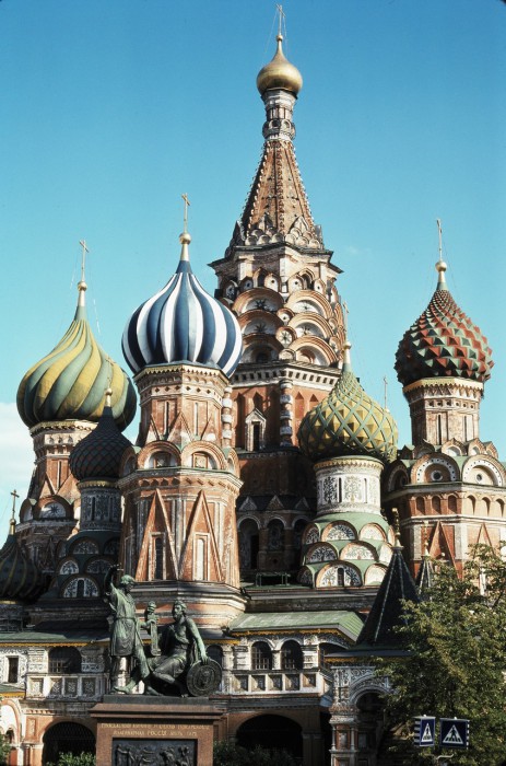 Купола собора Василия Блаженного на Красной площади в Москве.