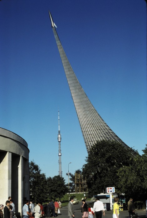 Монумент Покорителям космоса на выставке достижений народного хозяйства.