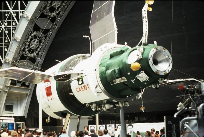 Орбитальная станция Салют-4 в павильоне Космос на выставке достижений народного хозяйства.
