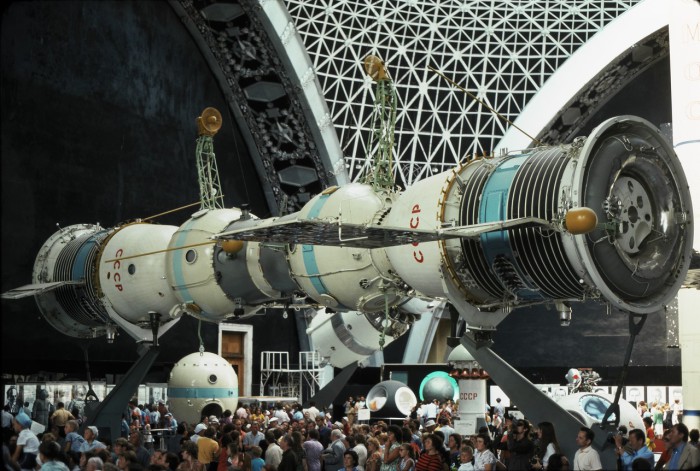 Два состыкованных корабля в павильоне Космос на выставке достижений народного хозяйства.