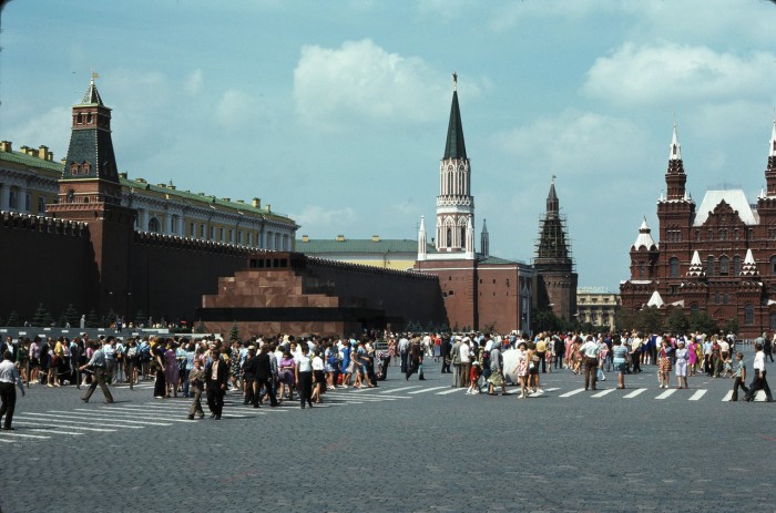 Вид на Красную площадь, Кремлевскую стену и Исторический музей.