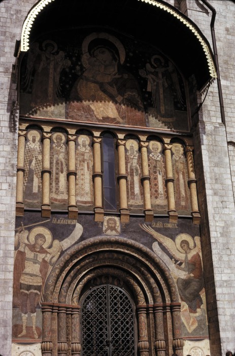 Вход в Успенский собор расположенный на Соборной площади Московского Кремля. 