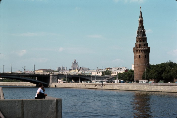 Вид на башню Московского Кремля и Москву-реку. 