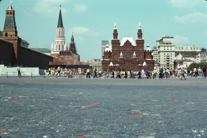 Очередь в Мавзолей Ленина на Красной площади в Москве.