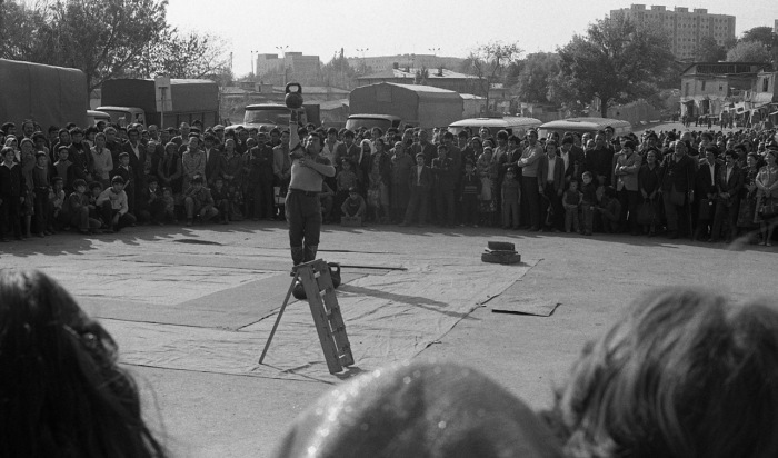  Гиревой спорт на улицах города. СССР, Узбекистан, Ташкент, 1984 год.