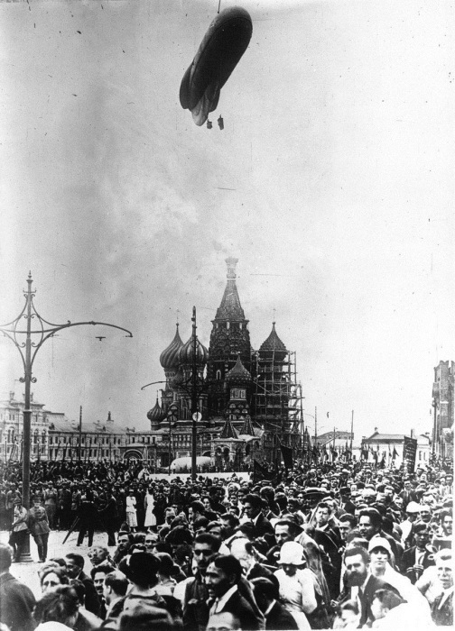 Дирижабль над Москвой во время парада на Красной площади.