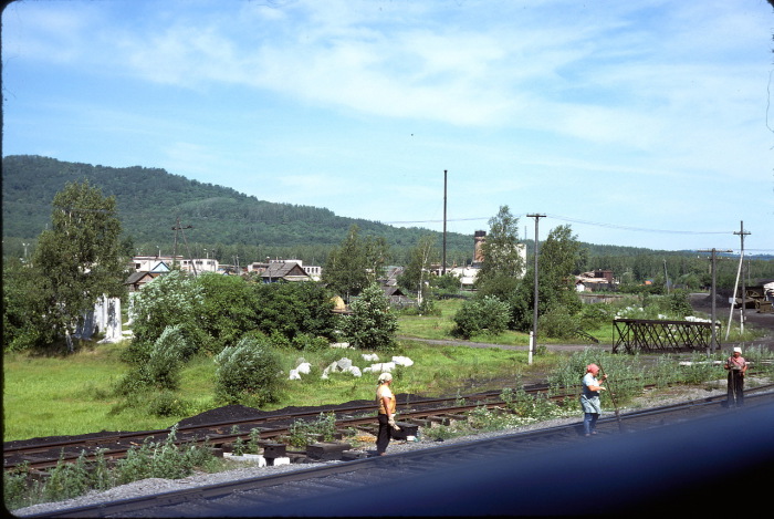 Женщины, работающие на железной дороге к югу от Хабаровска.