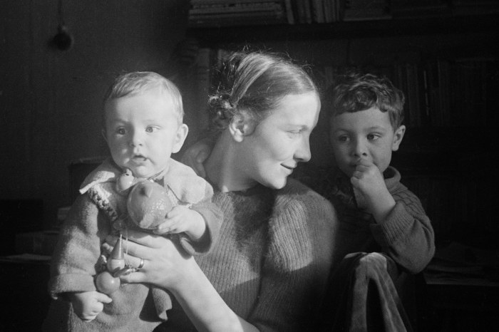 Оксана Фридлянд играет с двумя сыновьями.