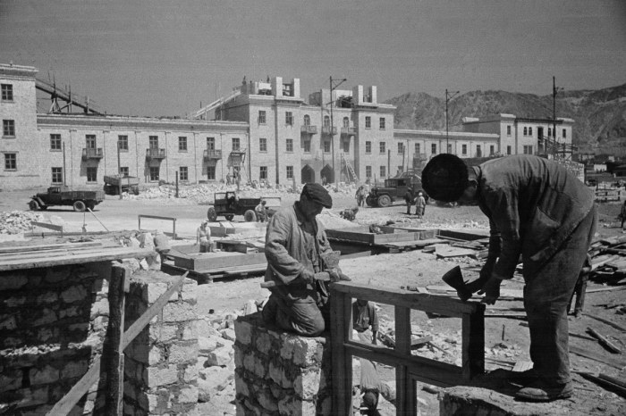Рабочие отстраивают разрушенную во время войны инфраструктуру.
