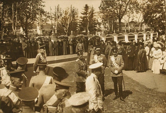 Группа военных и священнослужителей у Спасского собора.