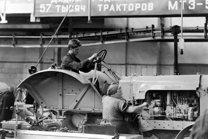 Трактор малогабаритный МТ-3 предназначен для механизации работ в строительстве, дорожно-коммунальном или сельском хозяйстве. СССР, 1960-е годы.