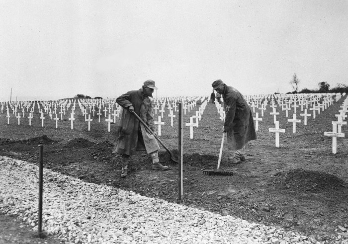  Немецкие заключенные на кладбище Сен-Лоран-сюр-Мер. Франция, 28 мая 1945 года.