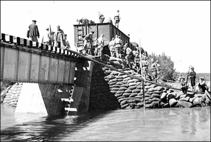 Восстановление железнодорожного моста, разрушенного японцами при отступлении.  