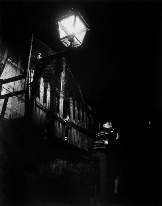 Поцелуй под фонарем. Франция, Париж, 1947 год.