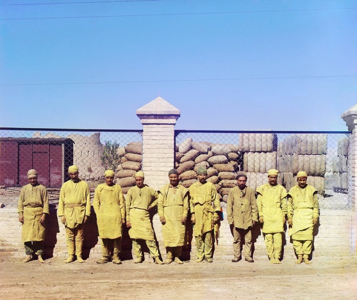 Грузчики, которые работают на железной дороге. Бухара, 1905 год.