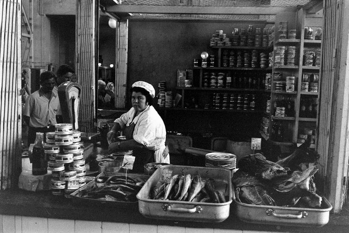 Торговля рыбой на Центральном рынке. СССР, 1960-е годы.