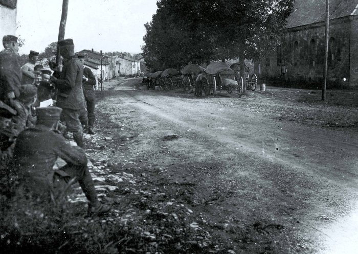 Уличная сцена в небольшом городишке. Восточный фронт, 1916 год. 