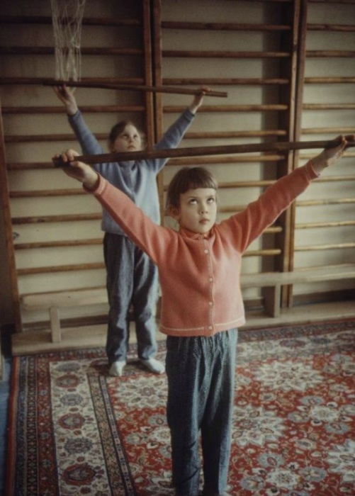 Дети, занимающиеся лечебной физкультурой. Москва, 1970-е годы. 