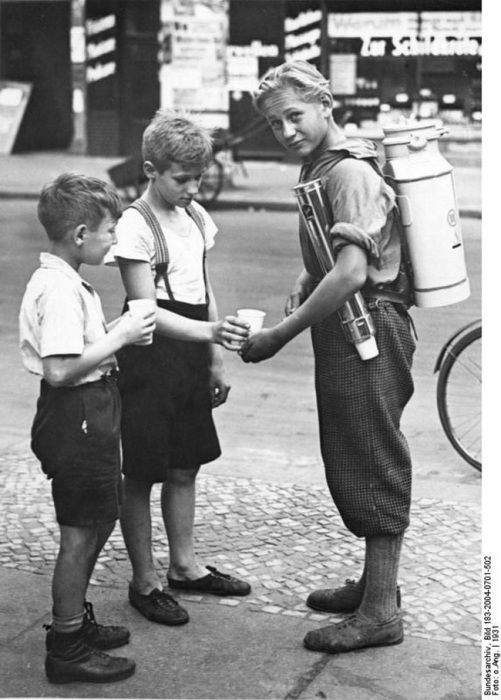 Берлинский подросток зарабатывает, продавая лимонад в 1931 году.