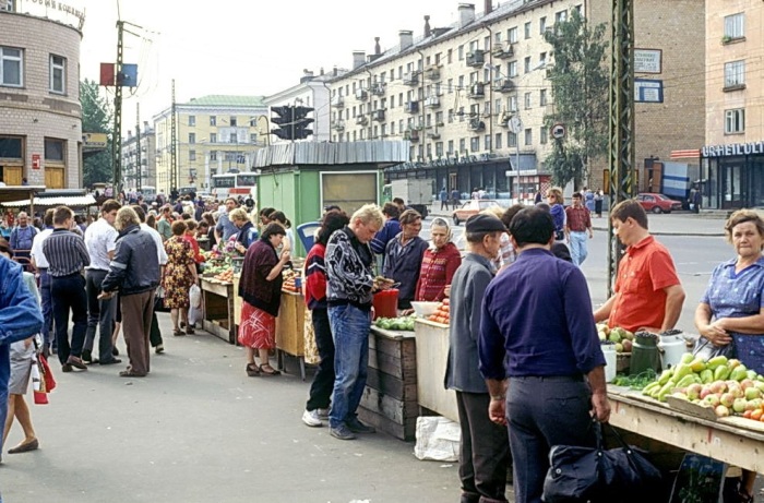 Центральный рынок Петрозаводска в 1990-е годы. 