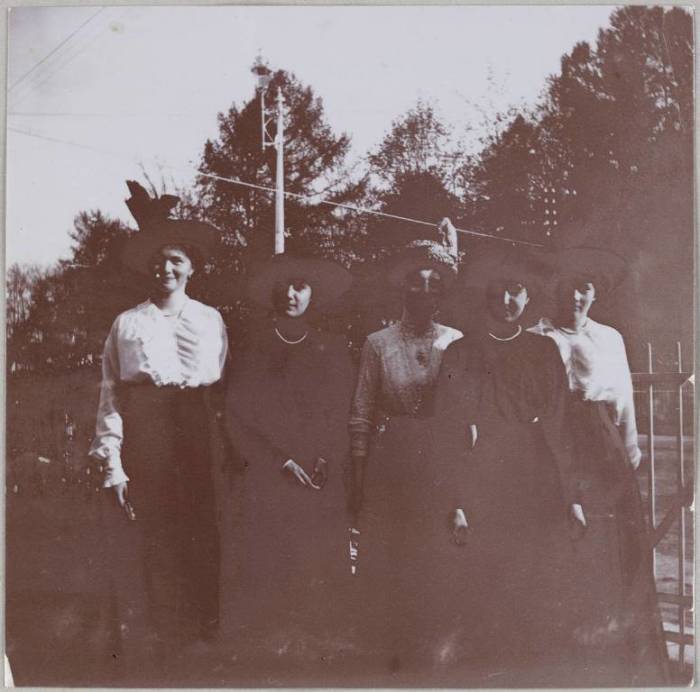 Ещё один снимок, на котором изображены великая княжна Ольга и Татьяна с тремя подругами.