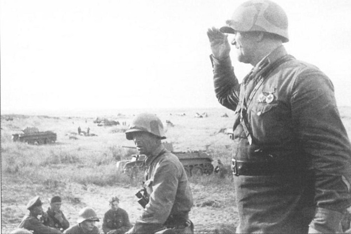 11 танковая бригада готовится к атаке после налета авиации. Халкин-Гол, июль 1939 год. 