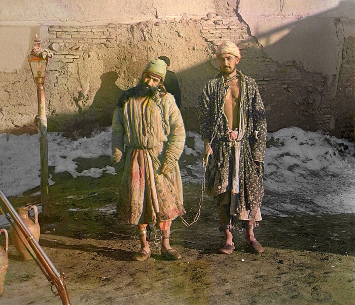 Двое заключённых в бухарской тюрьме. Бухара, 1905 год.