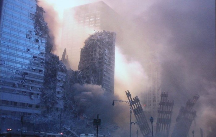Разрушенные соседние здания от обломков упавшего Всемирного торгового центра вовремя теракта в Нью-Йорке. США, 11 сентября 2001 года. Фото: Bill Biggart. 