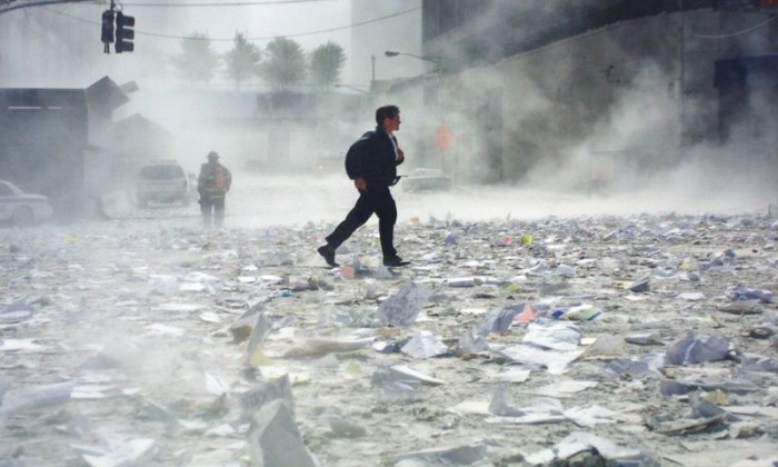 Документация и бухгалтерия с Всемирного торгового центра вовремя теракта в Нью-Йорке. США, 11 сентября 2001 года. Фото: Bill Biggart.