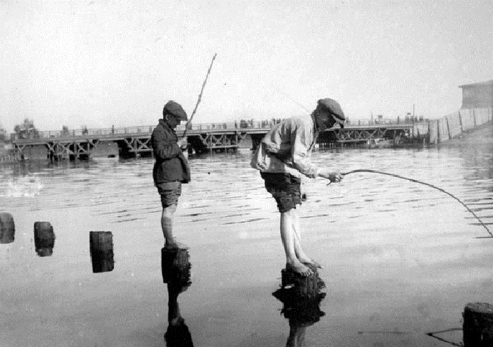 Рыбалка у Петропавловской крепости. Ленинград, 1933 год.