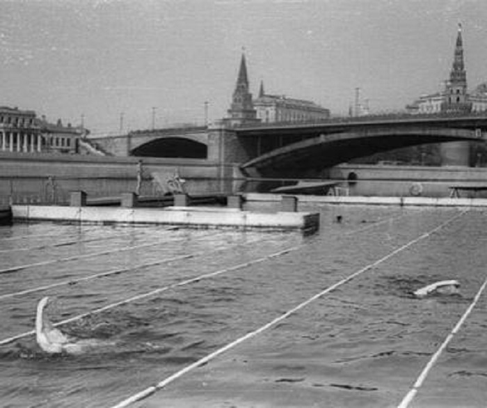  Бассейн на Москва-реке в 1938 году. 